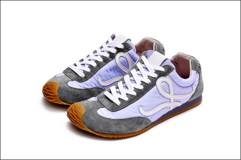 Loewe Ballet Runner 2.0鞋款推出多種材質與色彩選擇。丁香紫拼灰尼龍和小牛皮運動鞋，26,000元。