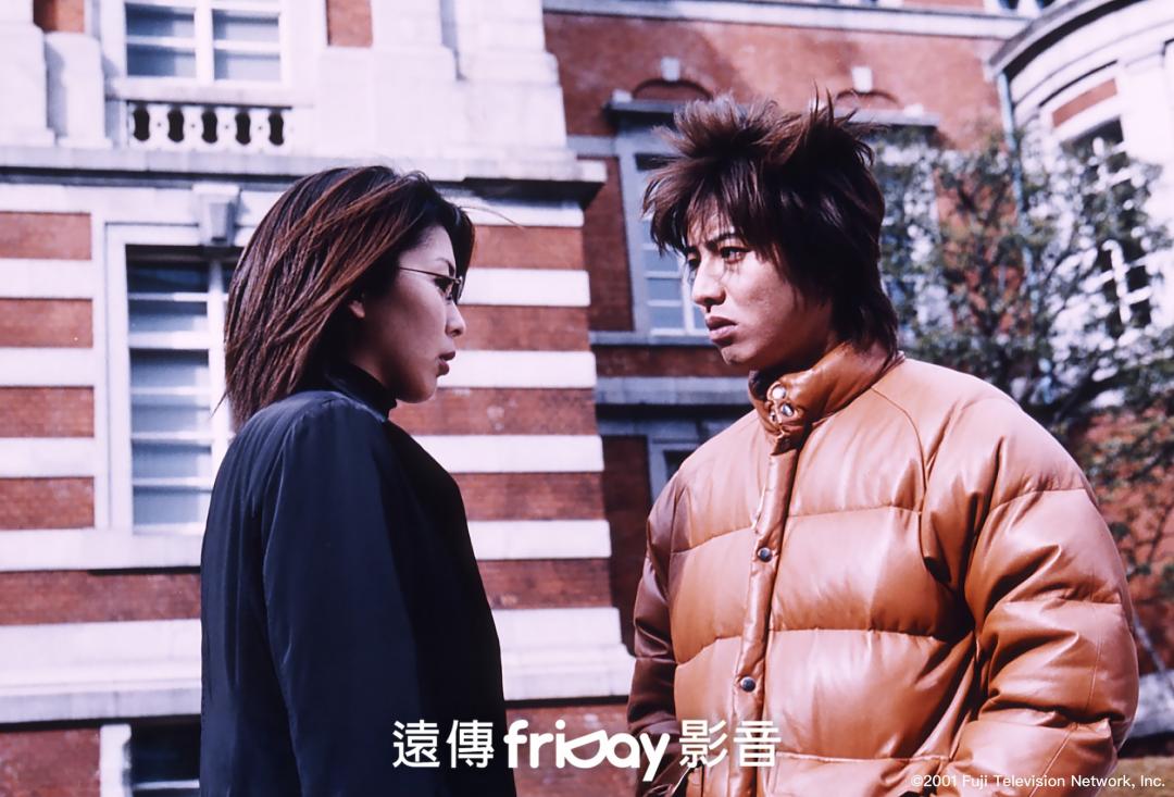 木村拓哉當年在日劇《HERO》因現場太冷而穿上自己的羽絨外套，沒想到掀起一股流行旋風。（圖／friDay影音）