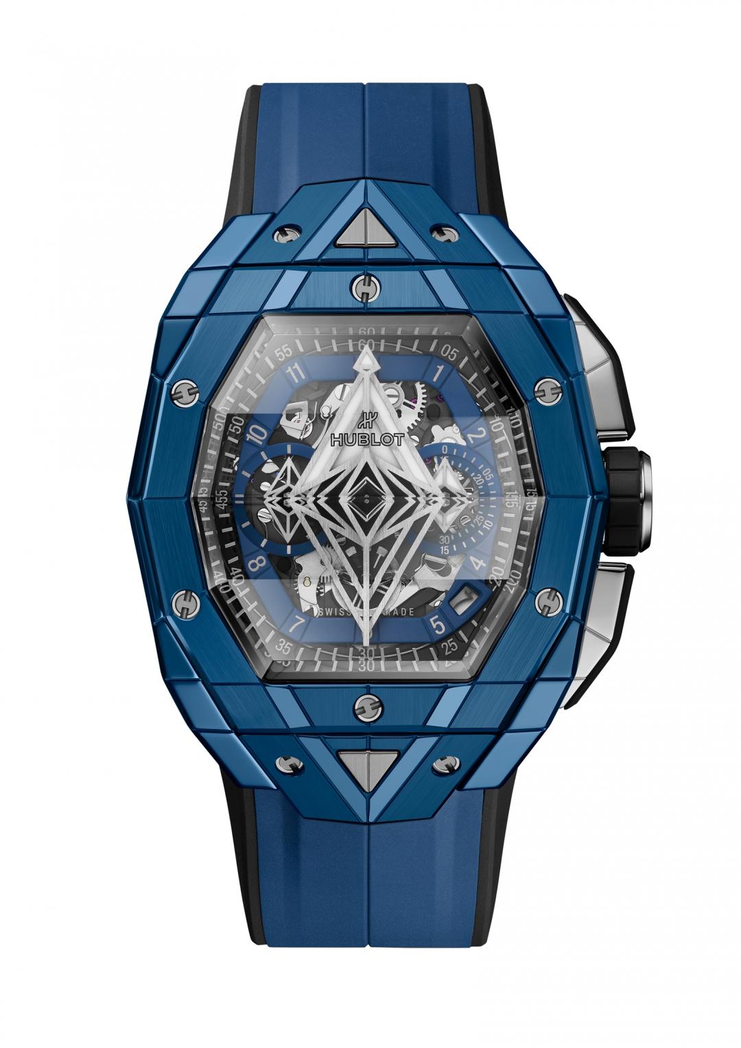 Spirit of Big Bang Sang Bleu計時碼錶，搭載HUB4700自動上鍊鏤空計時機芯，藍陶瓷錶殼，時分顯示、日期窗、計時功能，錶徑42mm，防水深度100米，982,000元，全球限量200只。（Hublot提供）