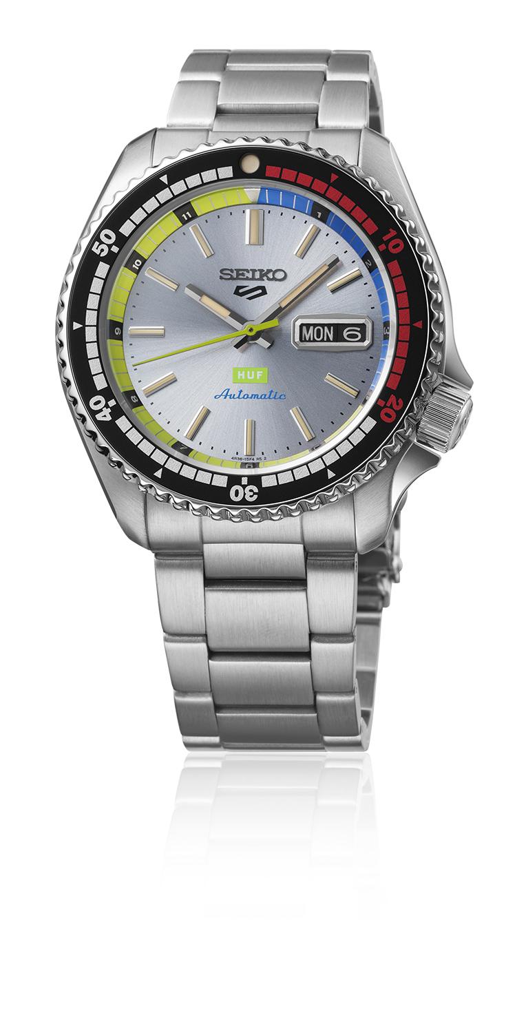 藍灰錶盤搭配彩色錶圈，呼應HUF的經典色彩，Seiko 5 Sports X HUF聯名腕錶13,500元，全球限量7,000只。