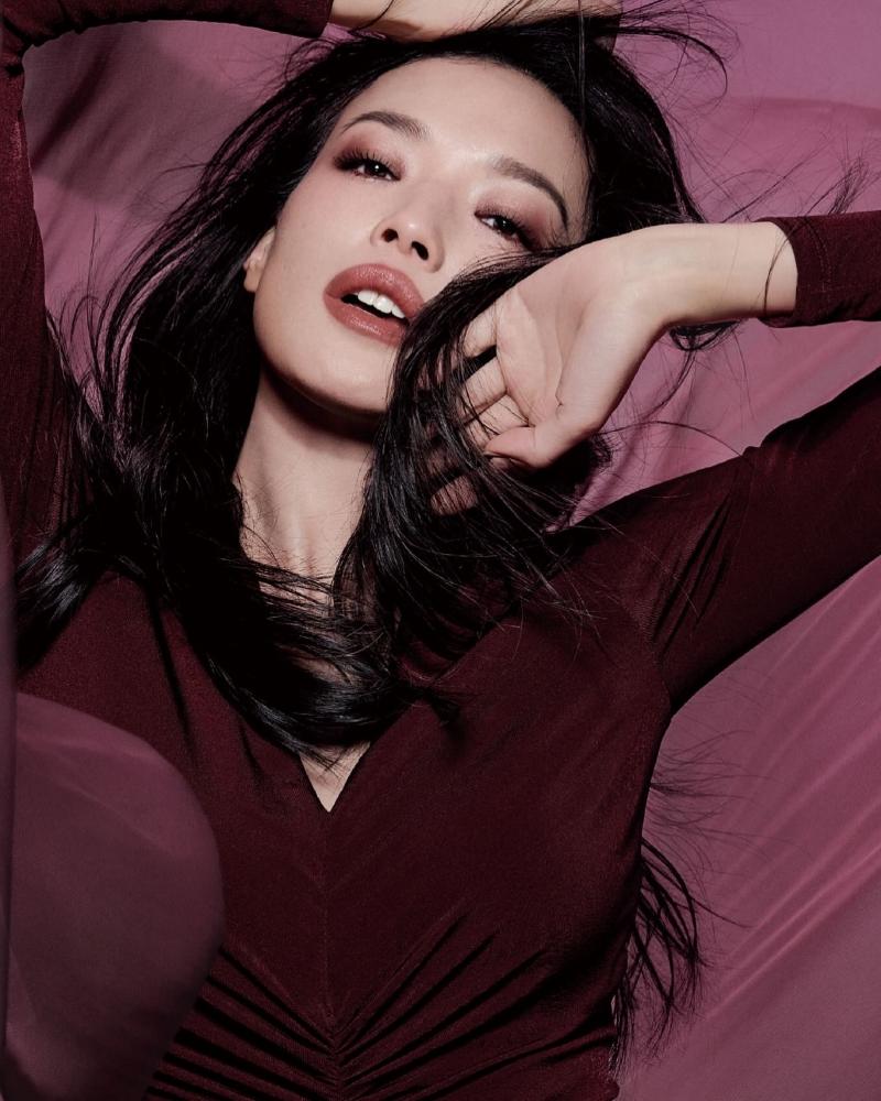 舒淇向來給人性感美豔的感覺，就連廣告拍攝也延續這形象。