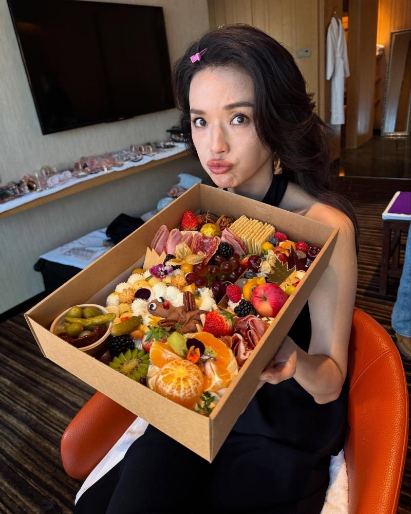 舒淇曬私照，滿手美食卻嘟嘴不太開心。