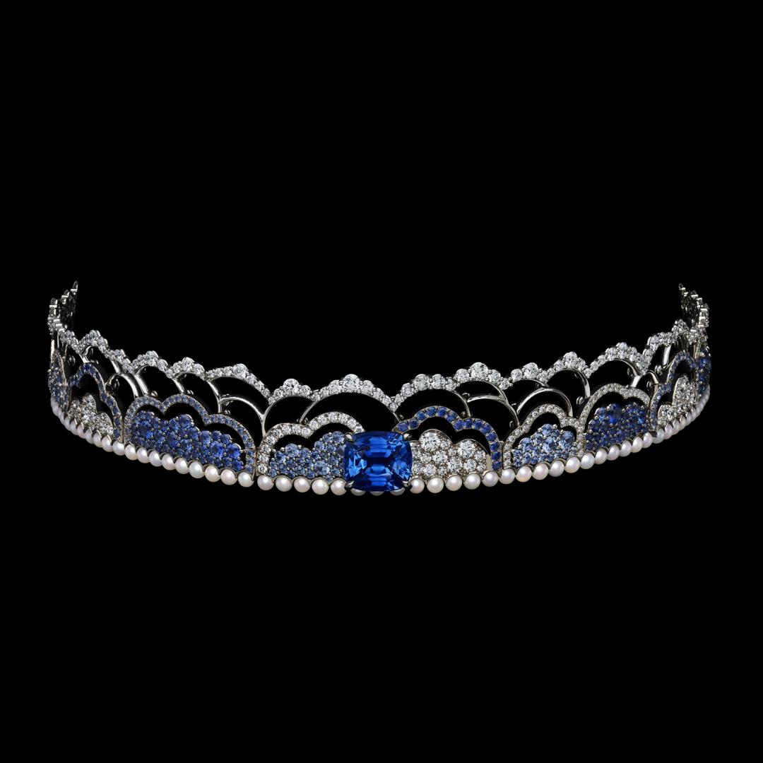 Dior Milly Dentelle Céleste Précieux藍寶石頸鍊，18K白金、5.06克拉藍寶石主石、鑽石與珍珠。（Dior提供）