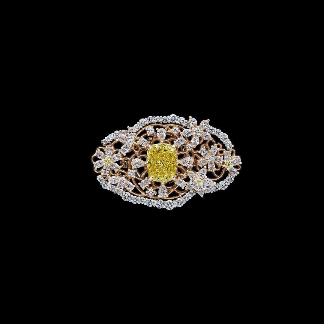 Dior Milly Dentelle Couture Fleurie黃鑽戒指，玫瑰金、鉑金、5.03克拉豔彩VS1黃鑽主鑽、鑽石。（Dior提供）