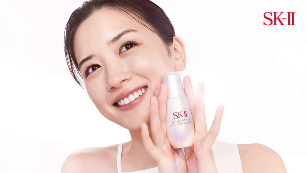 SK-II推出全新「小燈泡精華」，結合PITERA™與「恆璨光蘊複合精萃」，全方位一起下手。