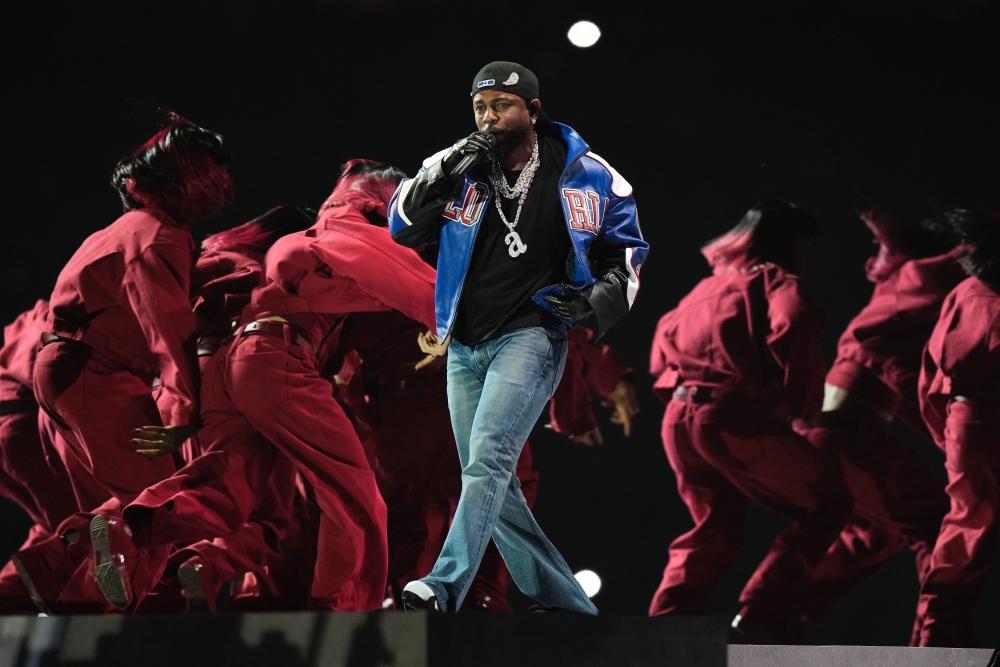 Kendrick Lamar全身行頭超吸睛，不僅有Celine喇叭牛仔褲，Rahaminov鑽石胸針更要價超過220萬台幣。