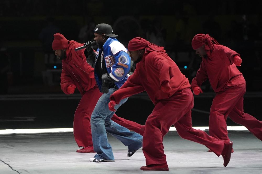 Kendrick Lamar身上這件喇叭牛仔褲演出。