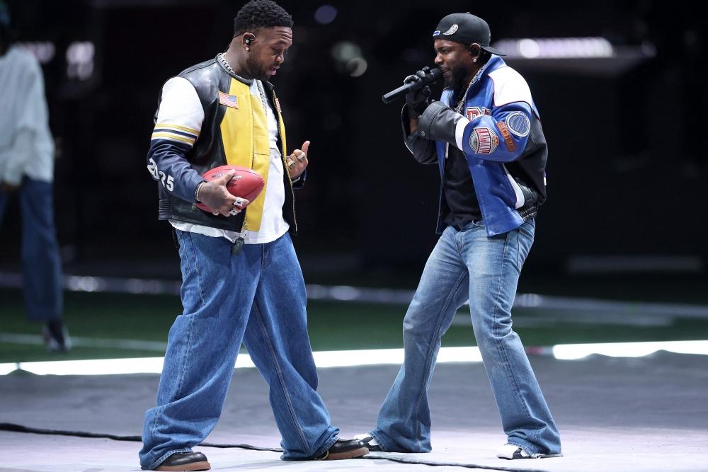 過去嘻哈打扮多以寬鬆為主，Kendrick Lamar一反常態穿上略微修身的喇叭牛仔褲成為話題。