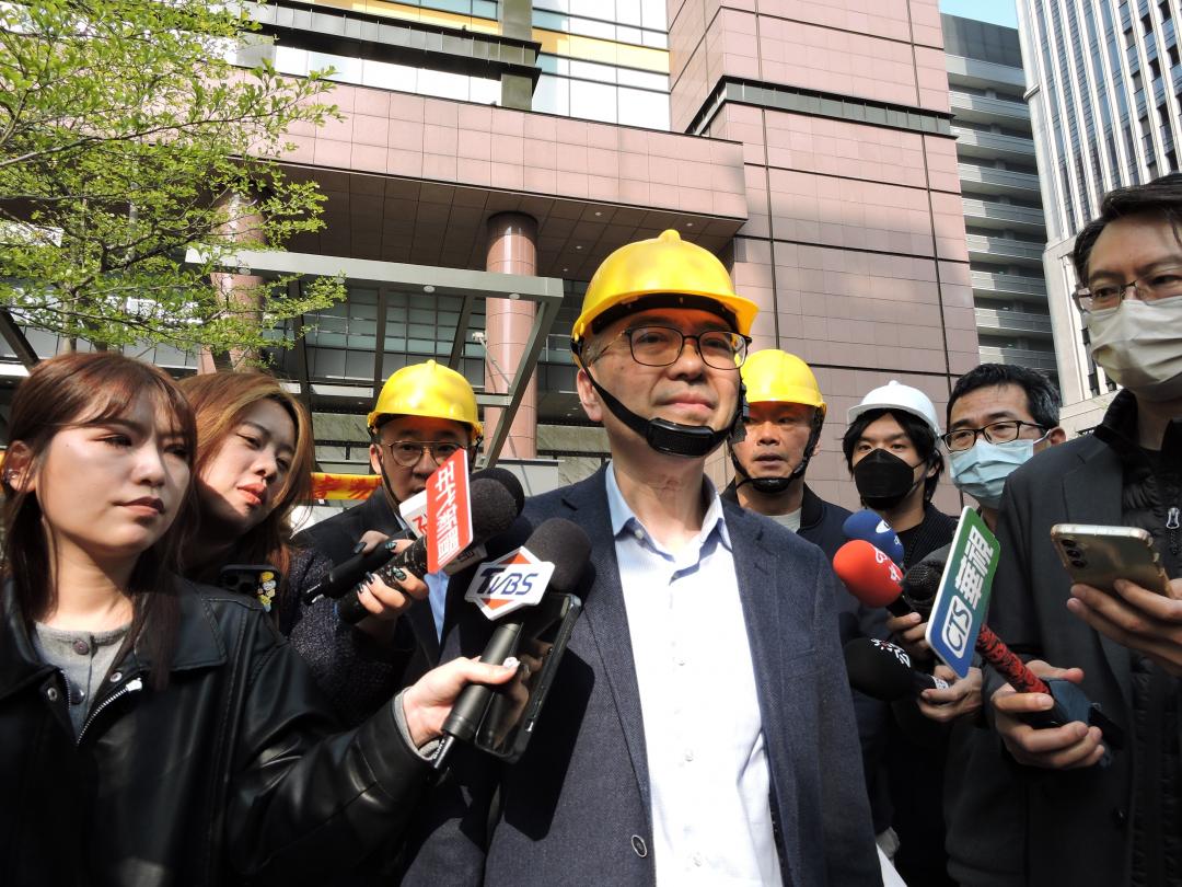 新光三越營業本部副本部長謝英明出面說明。（記者蘇金鳳攝）