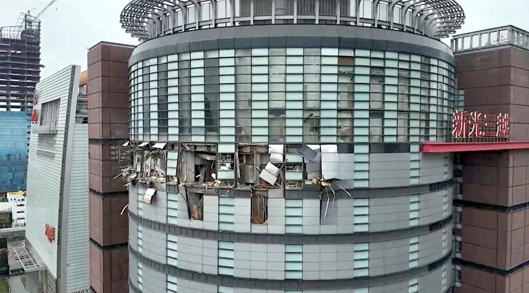 台中新光三越氣爆意外外界估計至少停業1.5個月。（消防局提供）