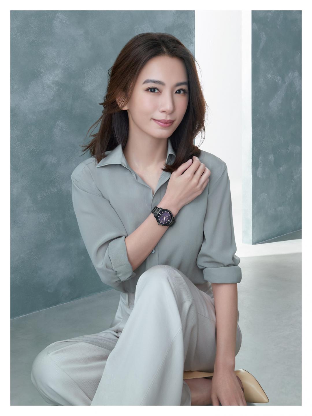 CITIZEN代言人Hebe田馥甄佩戴全新光動能紫夜星河腕錶。(CITIZEN提供)