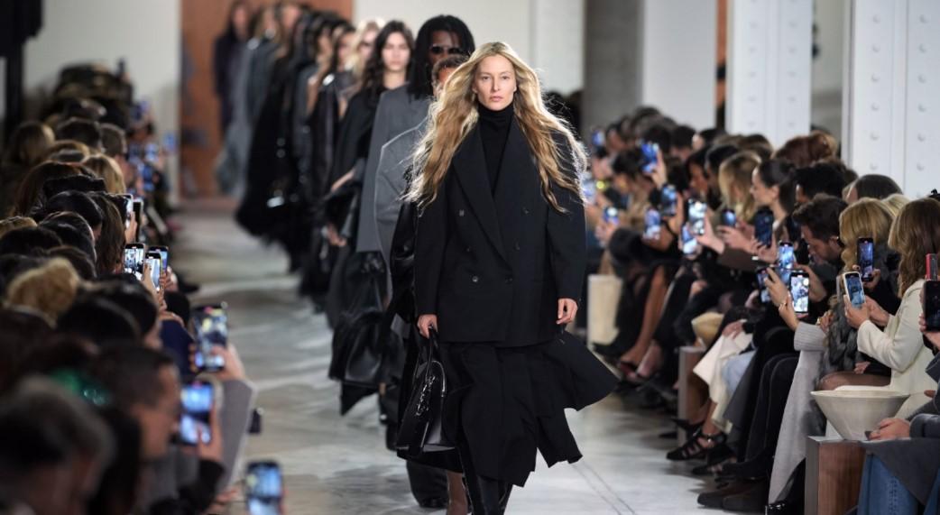 MICHAEL KORS秋冬吹送優雅風！同色系裝束簡潔俐落 營造輕盈層次感