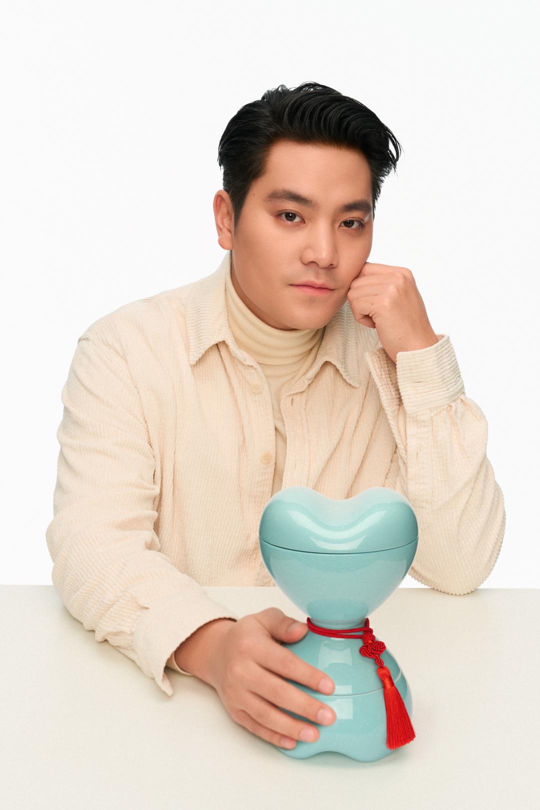 德化白瓷漆上Tiffany藍的藍釉面，讓代表性藍盒幻化嶄新樣貌。（Tiffany & Co.提供）
