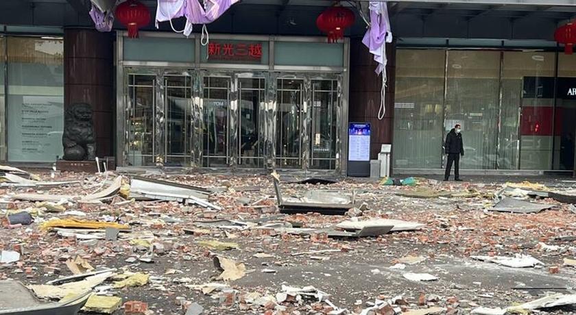 台中新光三越發生氣爆意外，多層大樓窗戶被震得粉裂，現場滿目瘡痍。(記者廖耀東、黃旭磊攝)