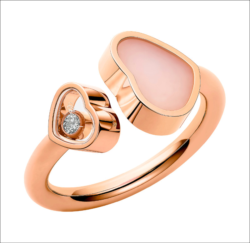 Chopard Happy Hearts 18K玫瑰金粉紅色蛋白石鑽石戒指，85,000元。