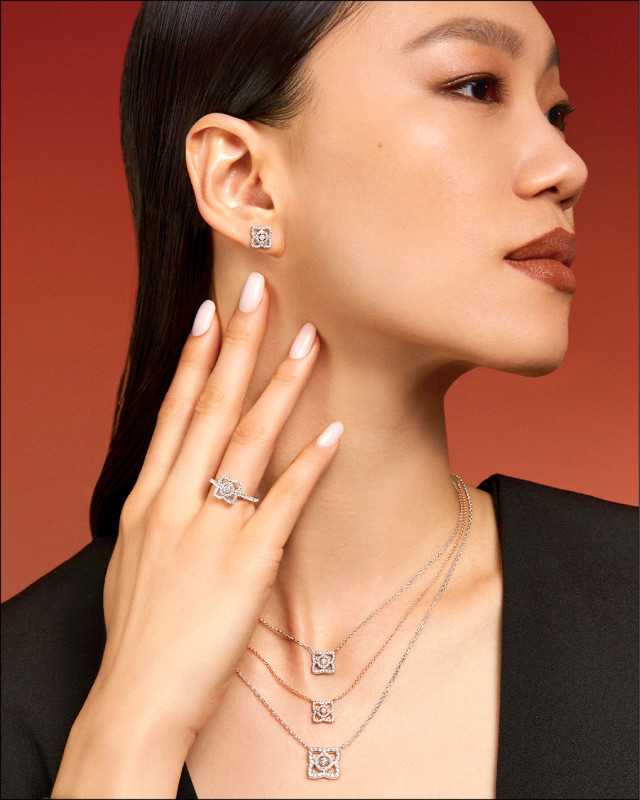 De Beers Enchanted Lotus系列吊墜項鍊（上至下）18K白金鑽石吊墜項鍊（迷你款），79,000元；18K玫瑰金鑽石吊墜項鍊（迷你款），79,000元；18K白金鑽石吊墜項鍊（小型款），126,000元；18K白金鑽石耳釘（小型款），102,000元；18K白金鑽石戒指，115,000元。