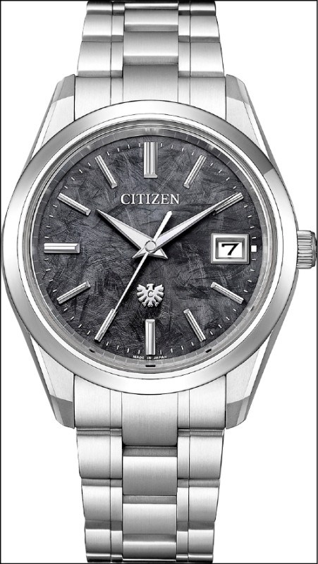 全新The CITIZEN系列黑色款AQ4100-57E，搭配38.3毫米超級鈦錶殼和錶帶，128,000元。