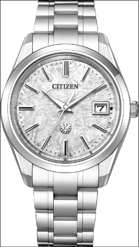 The CITIZEN系列錶盤紋路以雄鷹羽毛為靈感。白色款AQ4100-57B，128,000元。