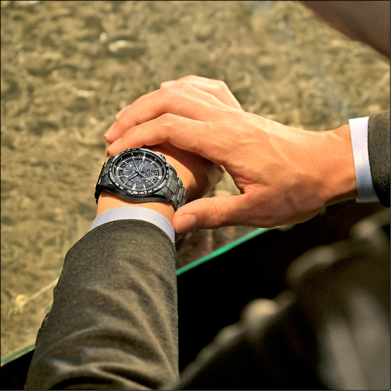 CITIZEN×HAKUTO-R聯名款電波腕錶，DLC電鍍鈦金屬錶殼和錶帶，58,800元。