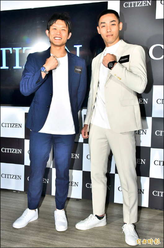 棒球選手陳冠宇（圖左）佩戴The CITIZEN藍色款，128,000元；陳晨威（圖右）佩戴HAKUTO-R聯名GPS衛星對時腕錶，90,800元。（記者陳奕全攝）