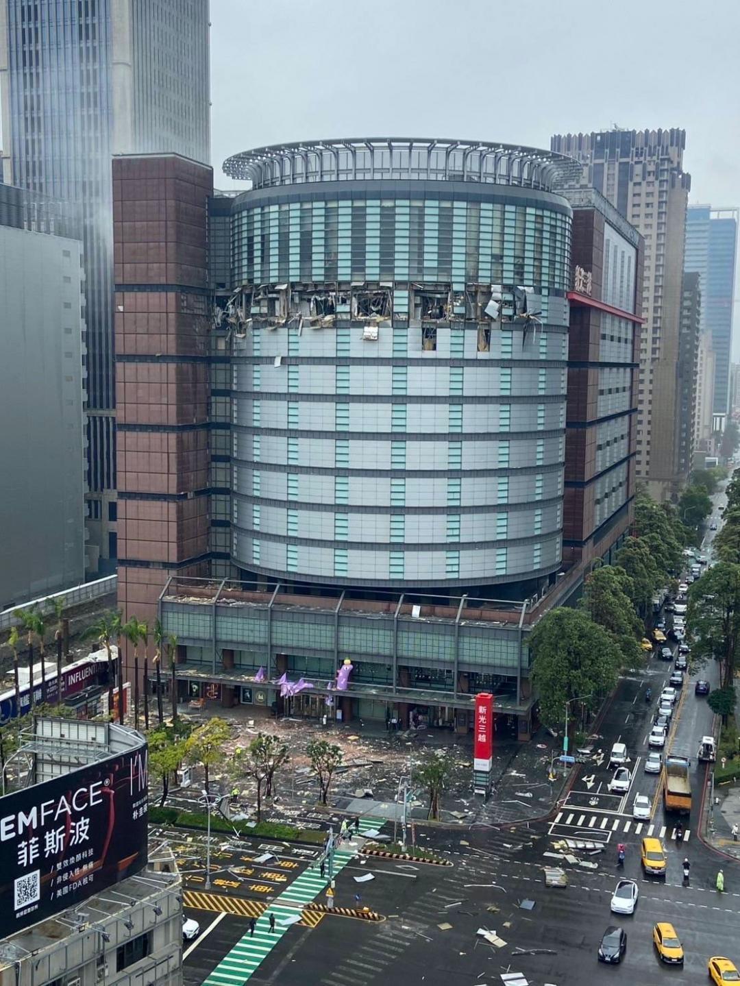 台中新光三越發生氣爆意外，釀重大傷亡。（記者廖耀東攝）