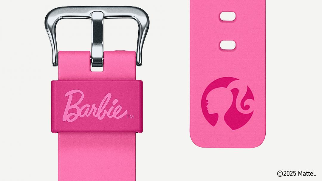 粉色錶帶和扣環都是Barbie元素。