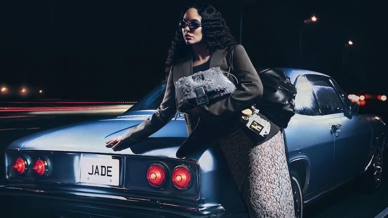 Fendi邀來英國歌手Jade Thirlwall演繹重回時尚舞台的Mamma Baguette。