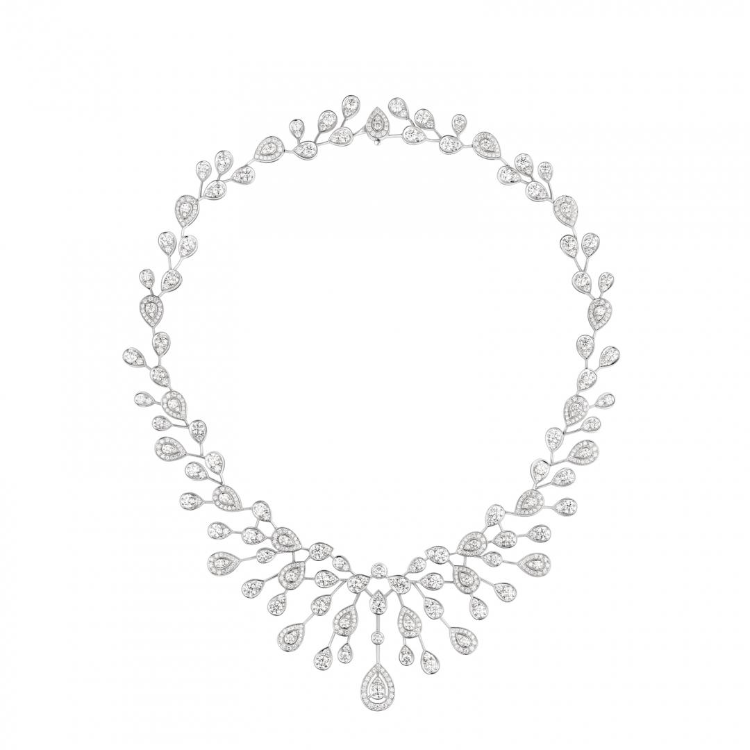 凱莉魯瑟福佩戴：Joséphine Aigrette Impériale 18K白金項鍊。（Chaumet提供）