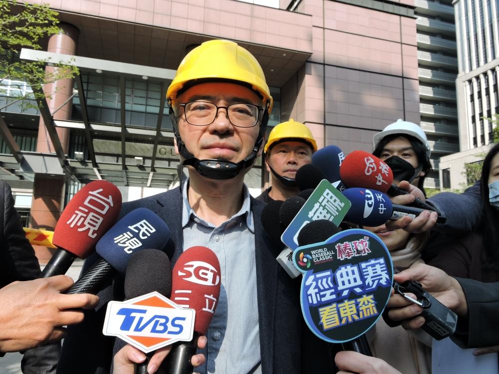 新光三越營業本部副本部長謝英明副總，就善後與復原進度做出說明。（記者蘇金鳳攝）