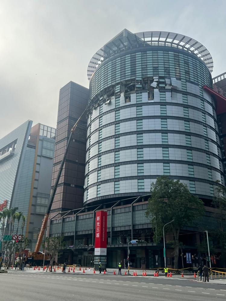 台中三越氣爆停業，3500位櫃姐被迫停工。（記者廖耀東攝）