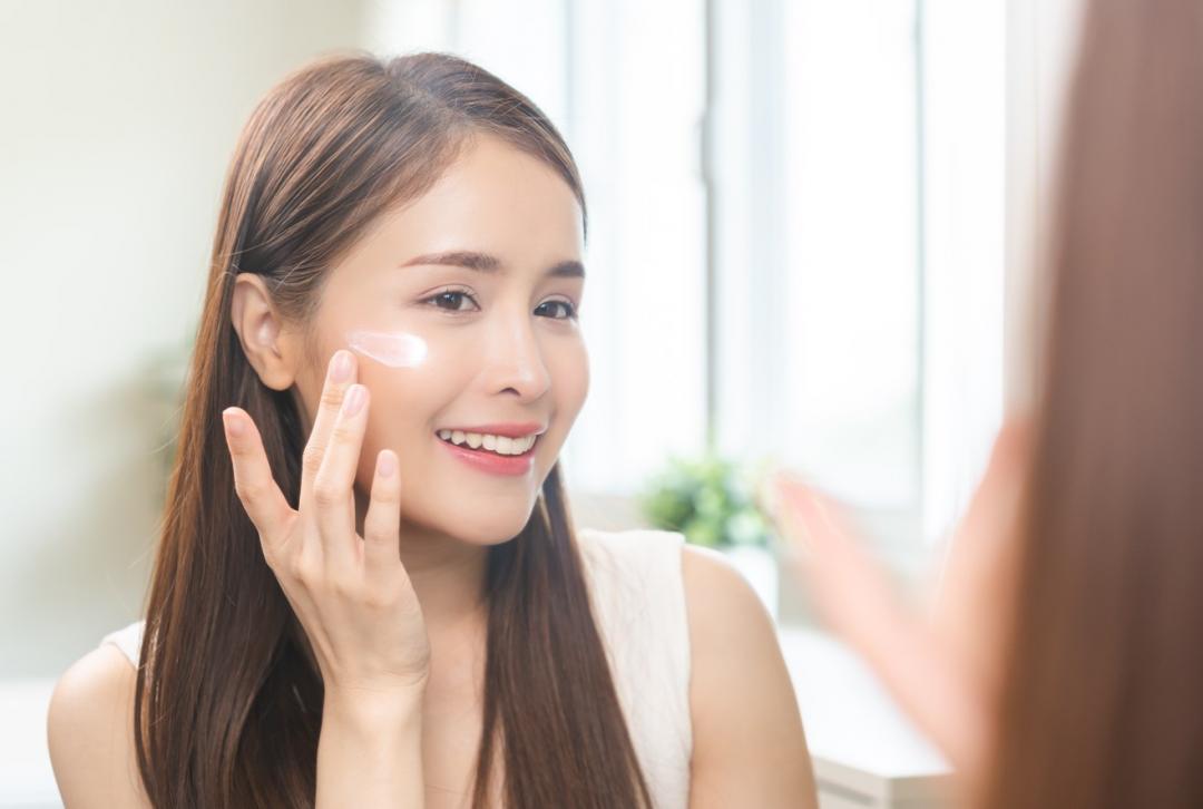 急著出門又不想素顏見人，可以使用妝前乳打造自然妝感。（達志）