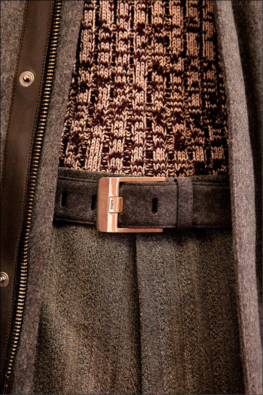 不只有服裝，配件上也可以看見不同皮革材質的巧妙應用。