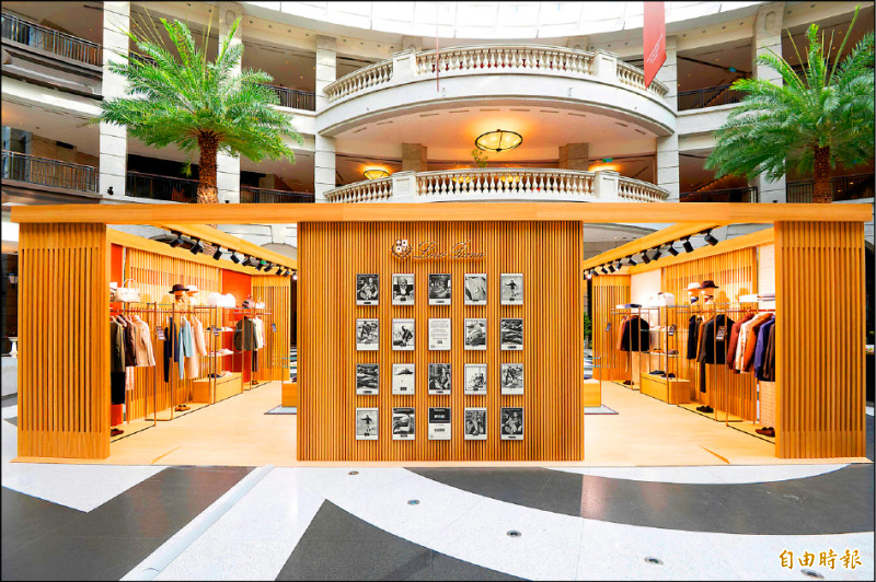Loro Piana期間限定店掛著的黑白歷史照，都出自品牌過去的經典時刻。（記者白硯儂攝）