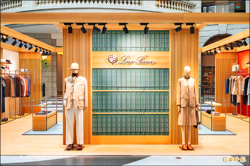 Loro Piana 100 Years期間限定店選在台北BELLAVITA寶麗廣塲一樓中庭開設。（記者白硯儂攝）