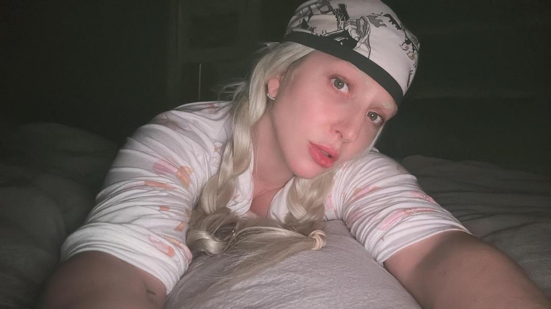 再生修護潤唇霜是彩妝師打造Gaga妝容重要的一環。