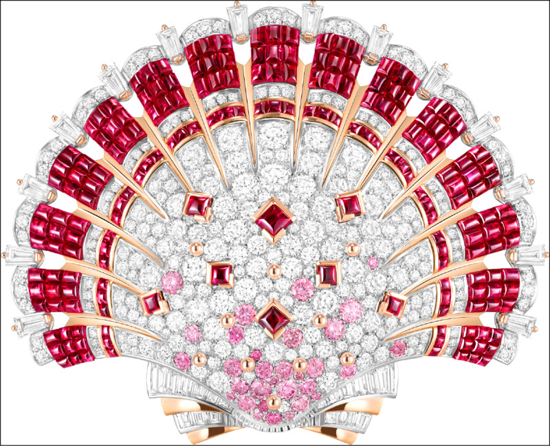 海島探奇：Coquillage Mystérieux胸針，結合軌鑲、粒鑲、爪鑲、半包鑲和角鑲等寶石鑲嵌工藝，色彩或光澤皆豐富立體。白K金、黃K金、玫瑰金鑲嵌紅寶石、祖母綠、白色養殖珍珠、粉紅色及白色鑽石。