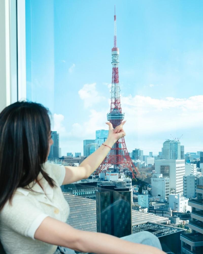 蔡依林與東京鐵塔玩借位合影。