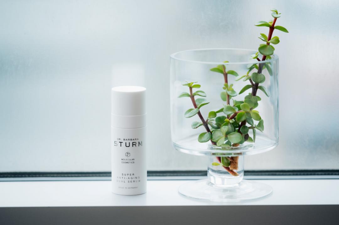 DR. BARBARA STURM極緻抗老修護雙精華50ml/15,000元，蘊含關鍵成份馬齒莧。