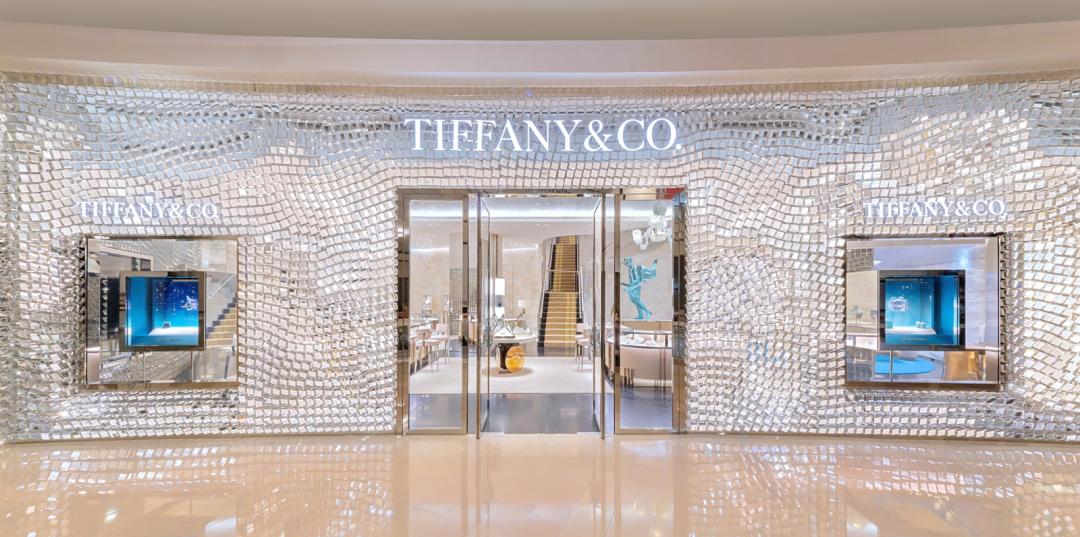 Tiffany & Co.台北101旗艦店外觀由建築事務所SANAA精心打造，運用16,000多塊玻璃磚搭配拋光鋁框構成壯觀的建築立面，靈感源自 「未經雕琢的鑽石」概念。（Tiffany & Co.提供）
