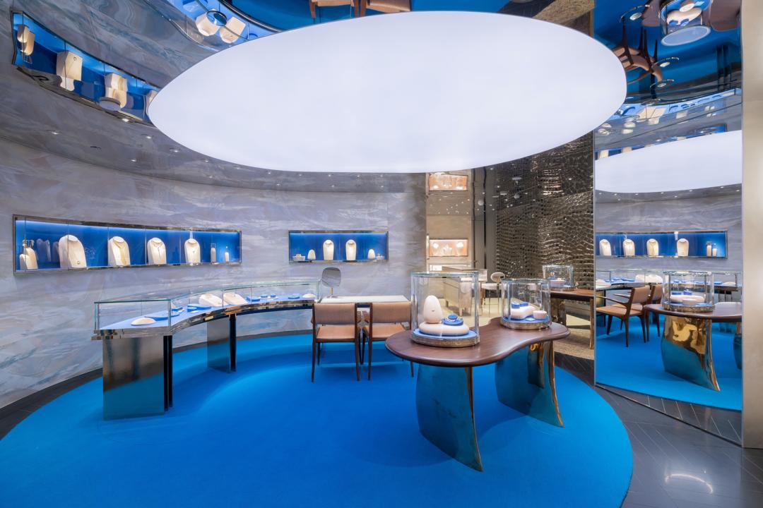一樓店內Peretti Gallery區域展示了標誌性設計師Elsa Peretti的作品，整體空間以自然風格設計為主。（Tiffany & Co.提供）