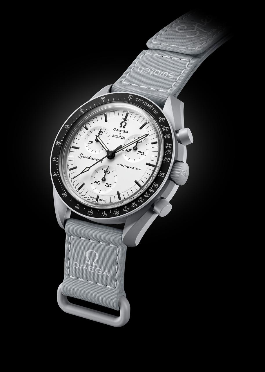 SWATCH x OMEGA MOONSWATCH 1965腕錶，8,700元，即日起於SWATCH西門形象店、台北101門市、新店誠品裕隆城門市及高雄夢時代門市販售。(SWATCH提供，以下同)