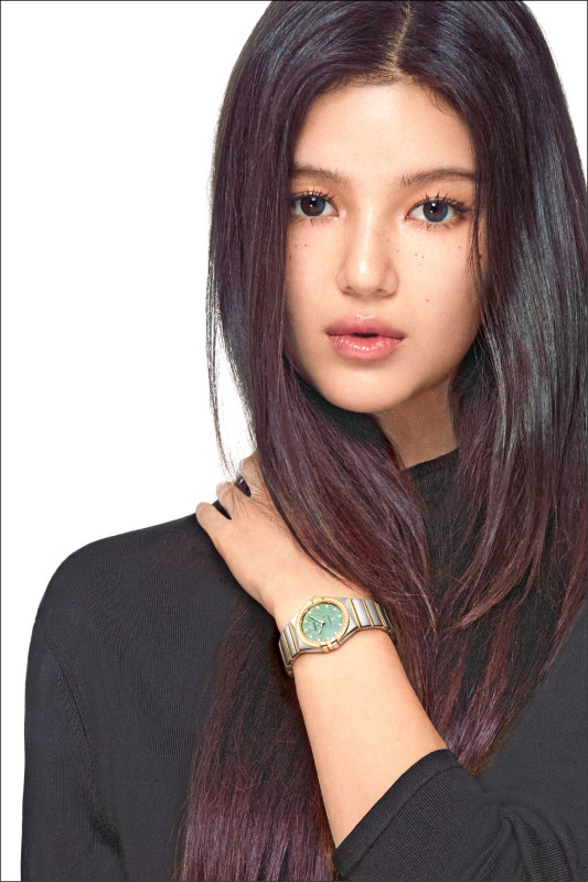 Danielle身穿簡單的黑色上衣，搭配Omega星座系列28毫米腕錶。