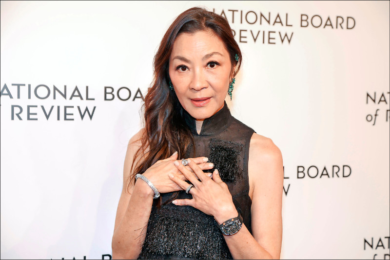 楊紫瓊出席2025國家評論協會獎（National Board Of Review Gala）晚宴，佩戴RICHARD MILLE RM 07-01 Intergalactic星系系列腕錶，搭配無袖黑色禮服備受矚目。（美聯社）