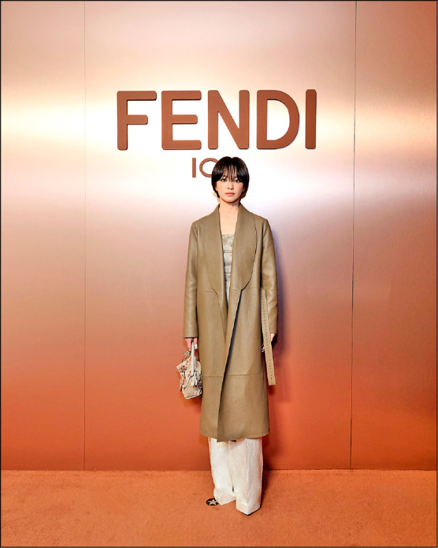 宋慧喬以一頭俏麗短髮造型出席Fendi時裝秀。