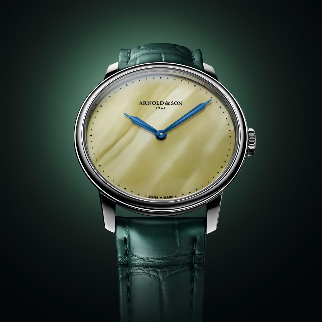 Arnold & Son HM Steel Amber精鋼琥珀腕錶，搭載A&S1001手動上鍊機械機芯，不鏽鋼錶殼，時間顯示，錶徑39.5mm，防水深度30米，19,500瑞士法郎，全球限量38只 (價格有變動可能)。（SHH Taiwan提供）
