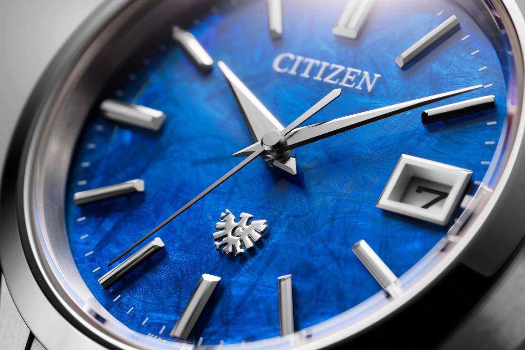 CITIZEN The CITIZEN系列錶盤紋路呼應雄鷹羽毛，藍色款AQ4100-57M，128,000元。(CITIZEN提供，以下同)