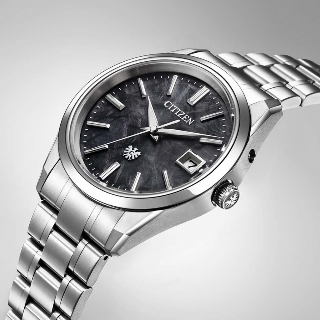 黑色款AQ4100-57E，128,000元。
