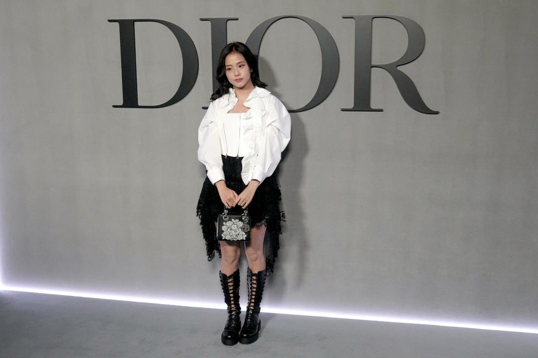 秀還沒走Jisoo先穿！Dior秋冬新作「超季混搭」場外大跳手指舞寵粉
