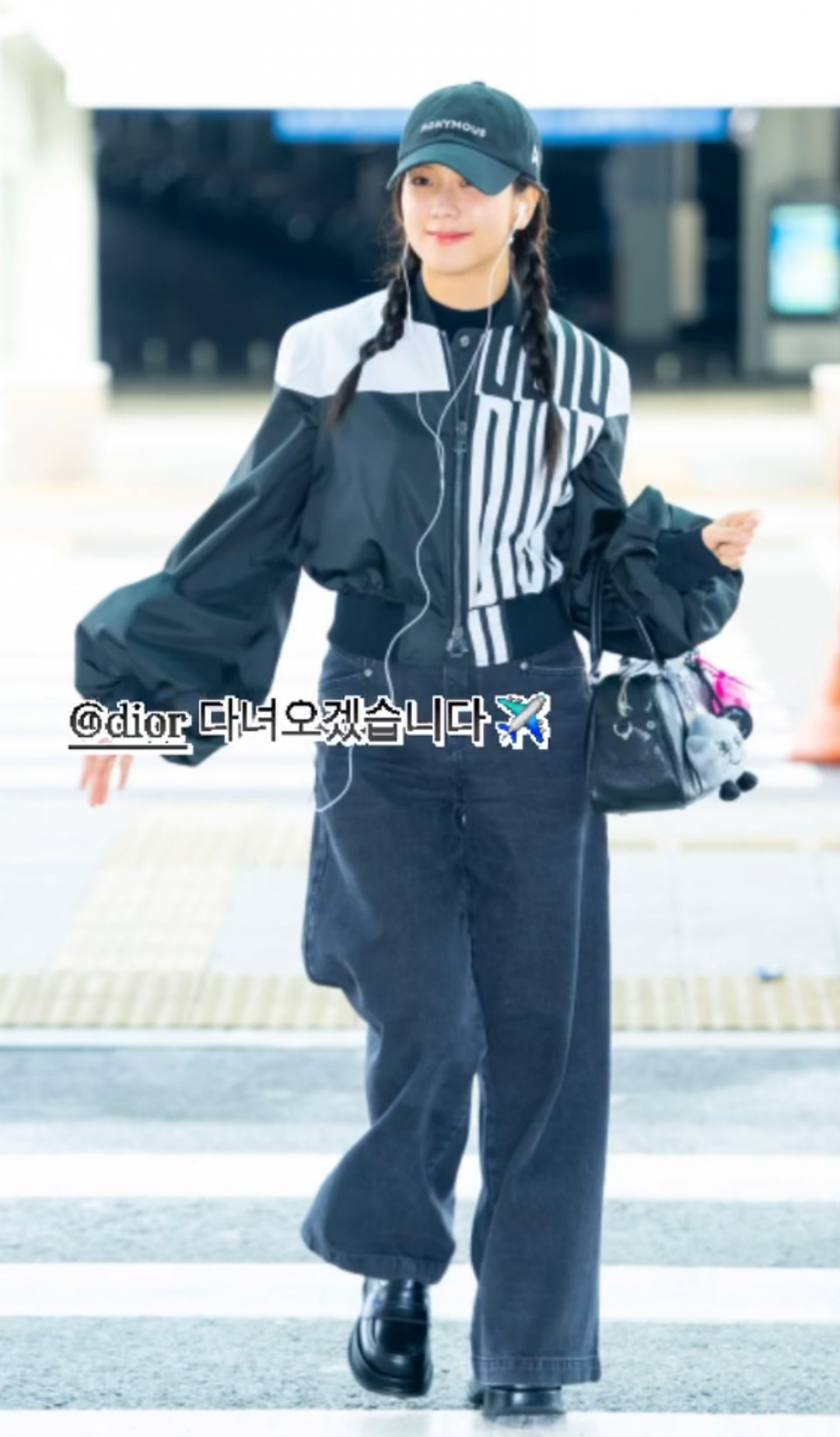 一天前Jisoo才一身休閒風格搭機飛往巴黎，機場造型也是全身Dior。（Dior提供）