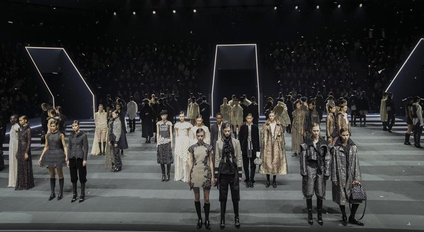 巴黎》Dior 2025秋冬大玩穿越！J’adore Dior T恤回歸展現女性多元面貌